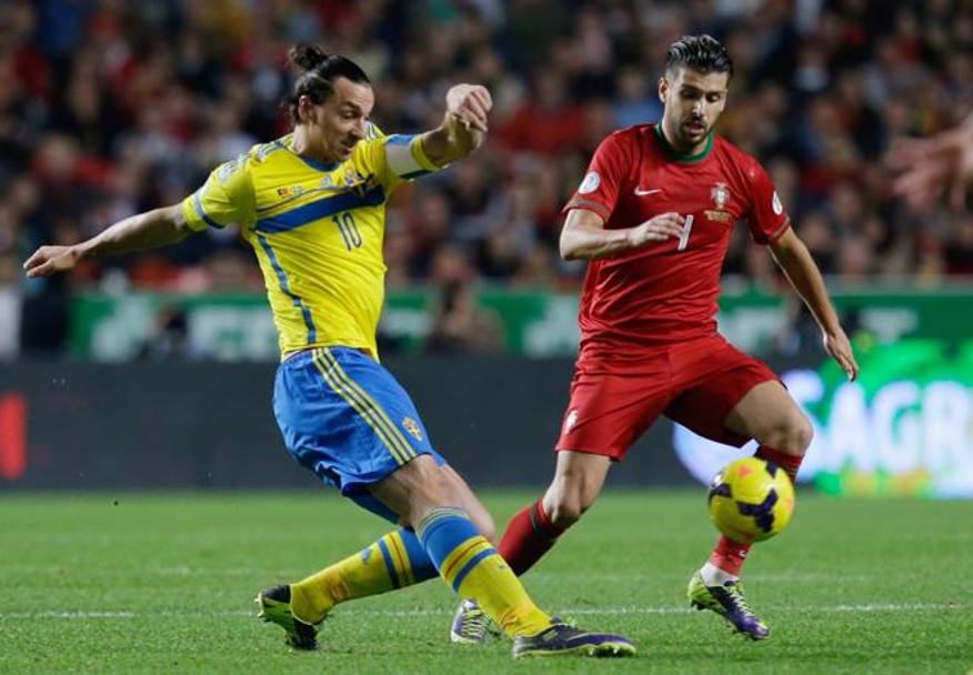 Il Portogallo supera di misura la Svezia: finisce 1-0 a Lisbona. Qui  Ibrahimovic e  Miguel Veloso.